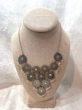 Antique-Style Silver Statement Necklace With Crystal Accents & Filigree Detailin